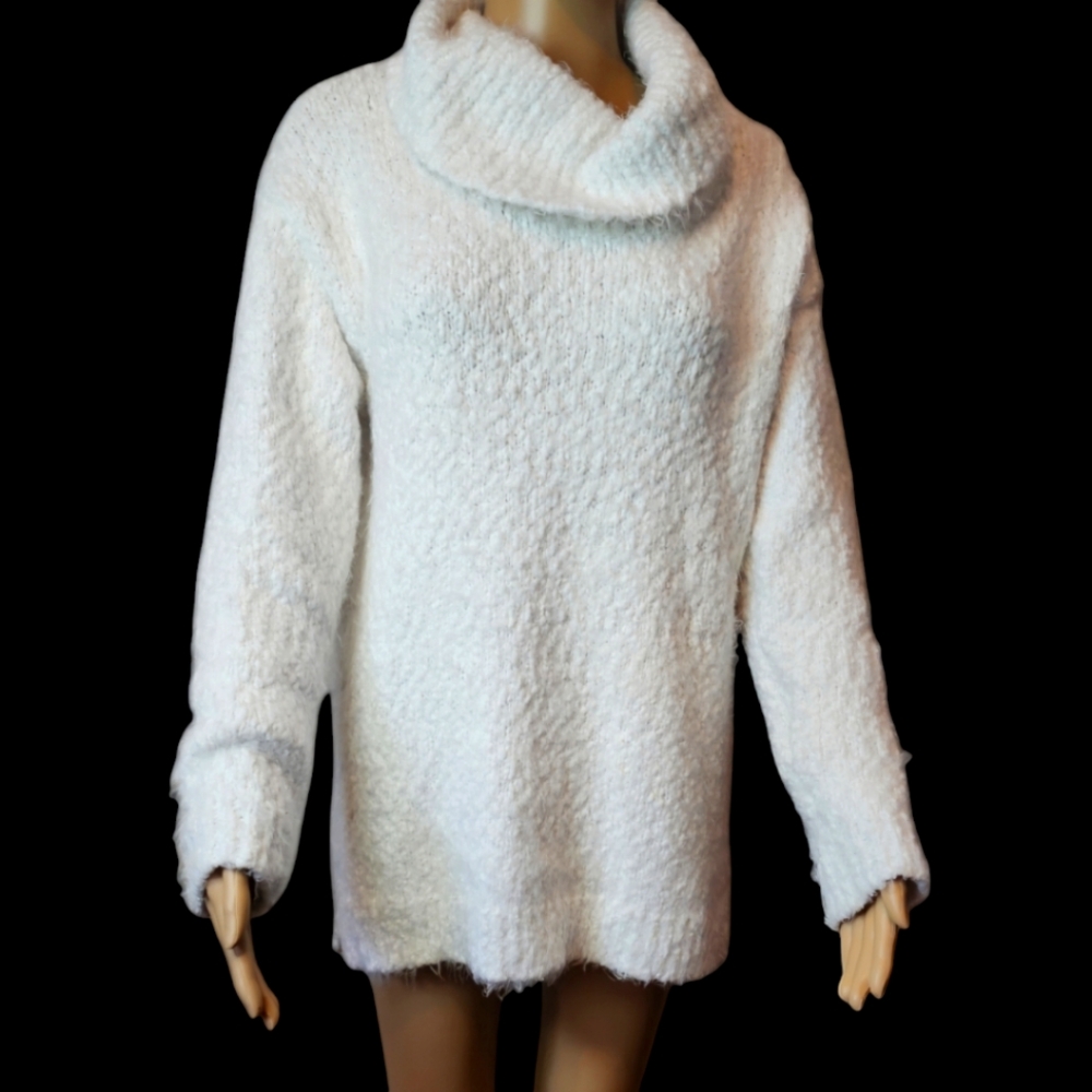 Kenneth Cole white sweater size M